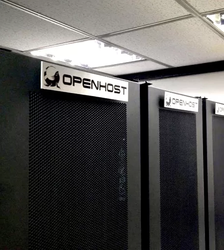 Racks con la marca OpenHost en el datacenter de Los Andes